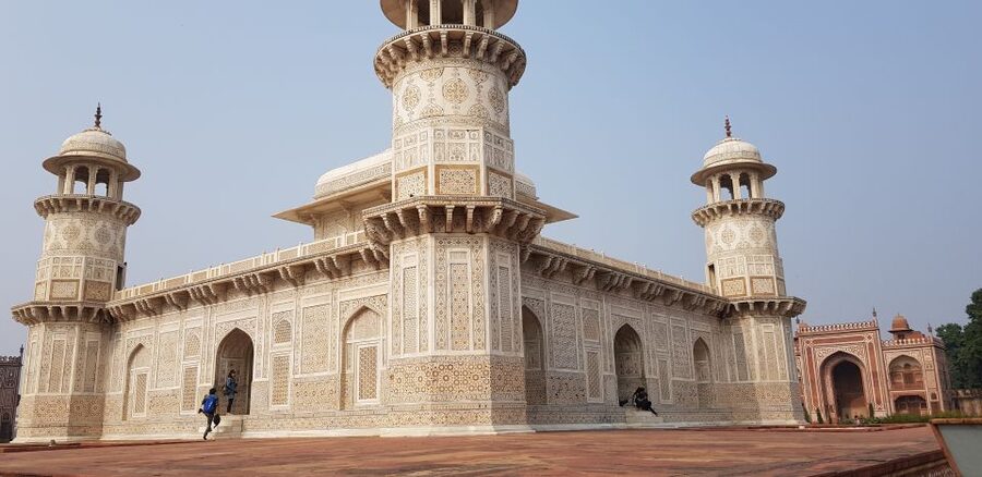 From Delhi: Taj Mahal & Agra Tour with Lunch at Marriott - Drivers, guides, and the private format