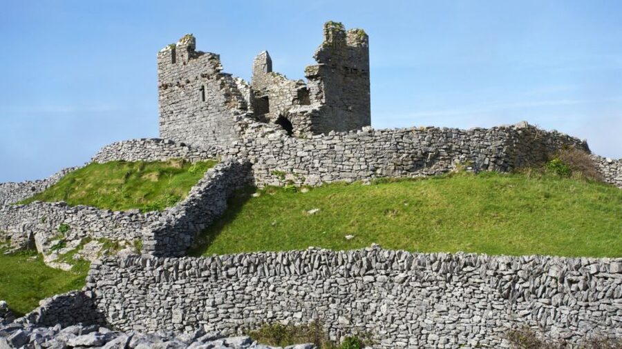 From Doolin: Day Trip to Inisheer with Bike or Bus Tour - Why Inisheer makes such a good short island trip
