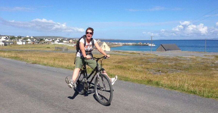 From Doolin: Day Trip to Inisheer with Bike or Bus Tour - Arriving on Inisheer and settling into island time