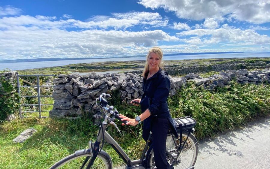From Doolin: Day Trip to Inisheer with Bike or Bus Tour - Castles, shipwrecks, and sunken graveyards