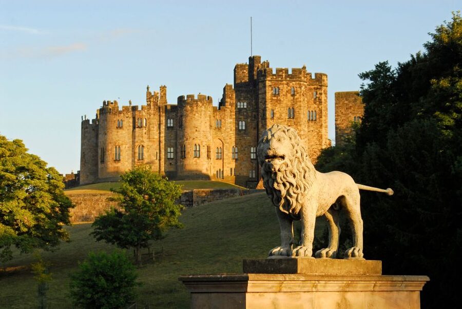 From Edinburgh: Day Trip to Bamburgh and Alnwick Castle - Bamburgh Castle and the North Sea coast