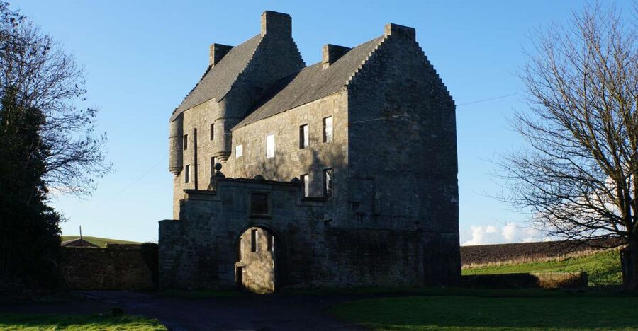 From Edinburgh: Outlander, Palaces, and Jacobites Day Trip - Linlithgow Palace, lunch, and Wentworth Prison