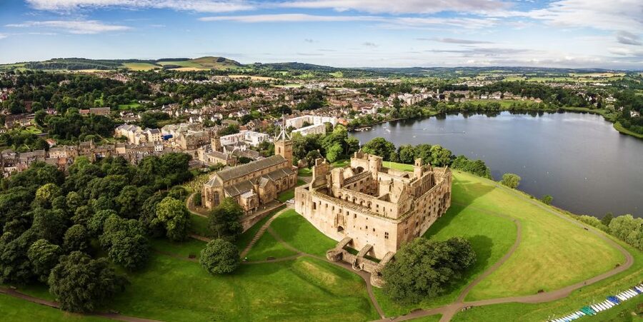 From Edinburgh: Outlander, Palaces, and Jacobites Day Trip - Midhope Castle and the limits of Lallybroch