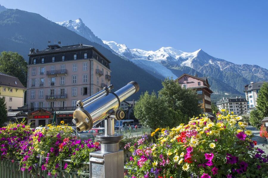 From Geneva: Guided Day Trip to Chamonix & Geneva City Tour - Crossing the border to Chamonix