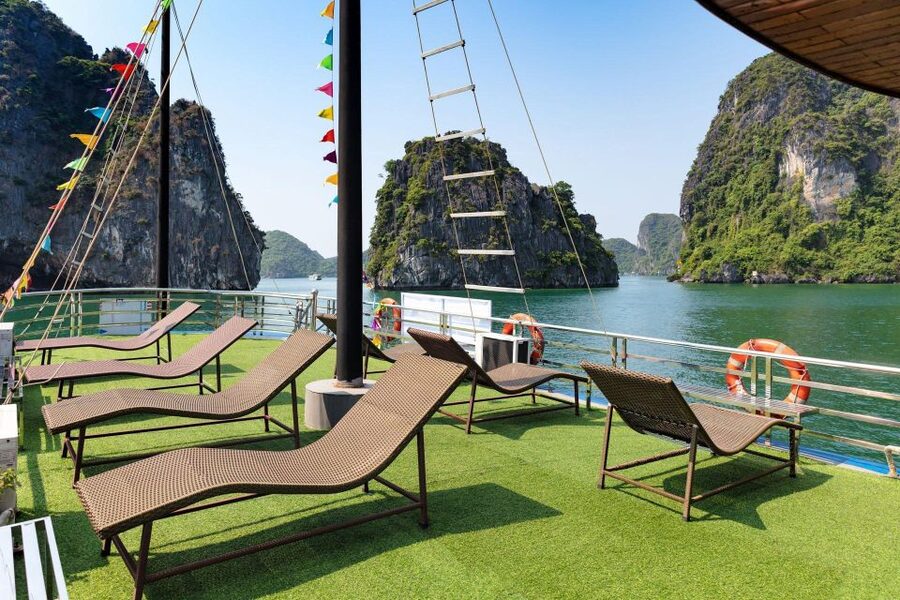 From Hanoi: Halong Bay 1 Day Trip Visit Cave, Island, Kayak - Kayaking or a bamboo boat at Luon Grotto