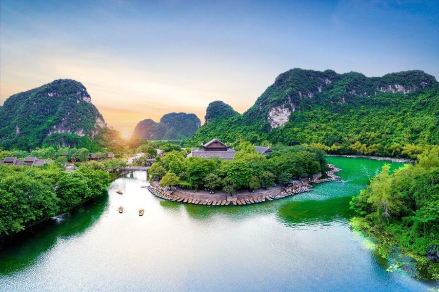From Hanoi: Ninh Binh, Hoa Lu, Tam Coc, & Mua Cave Day-Trip - Guide quality and group experience