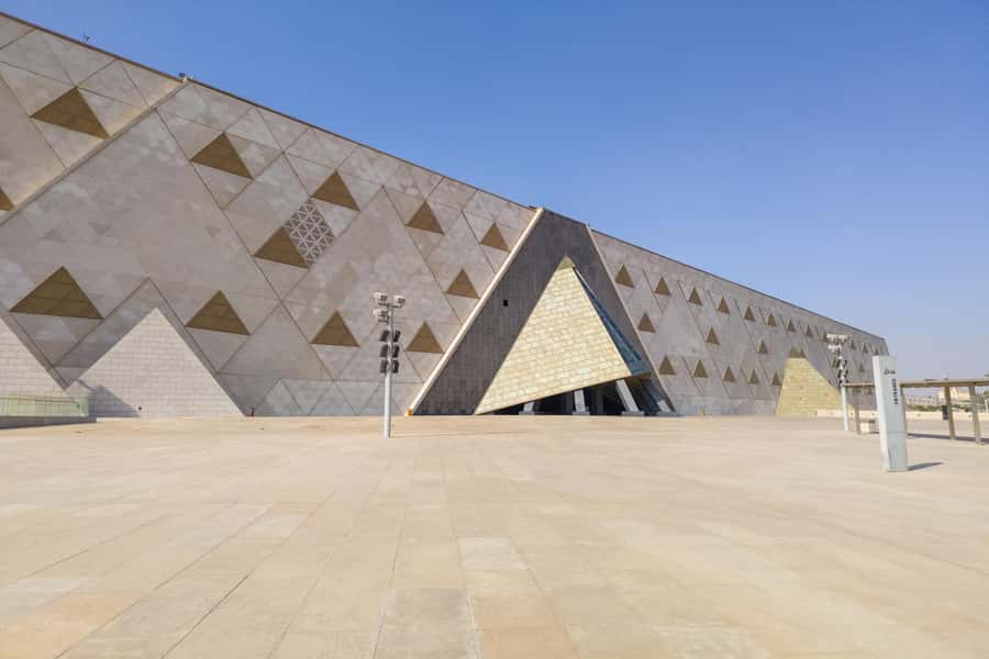 From Hurghada: Grand Egyptian Museum Pyramids Cairo Day Trip - Lunch in Giza and the cost of drinks