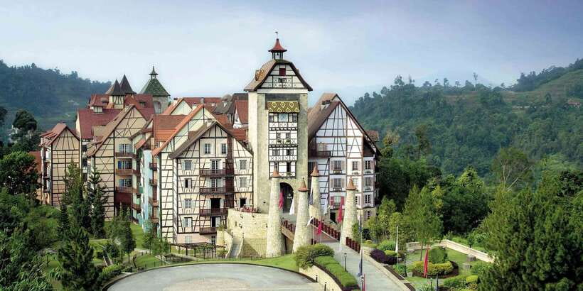 From Kuala Lumpur: Colmar Tropicale and Batu Caves Day Trip - Japanese Village offers the quietest hour
