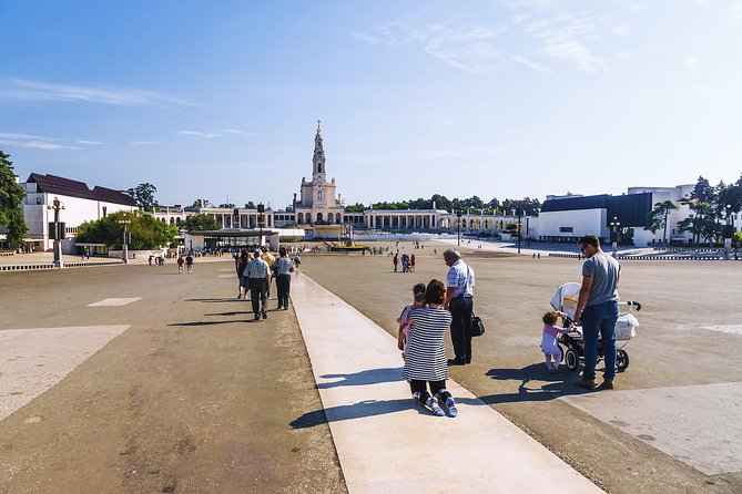 From Lisbon: Fatima Batalha Nazare & Obidos Small Group Day Trip - Is the guiding really in English?