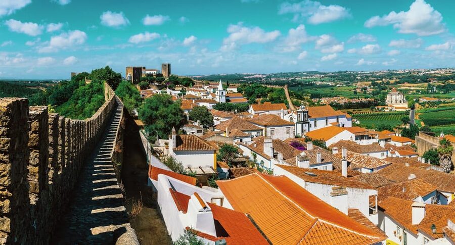 From Lisbon: Nazare Big Waves and Óbidos Guide Day Trip - What the guide adds to a mostly free-form day