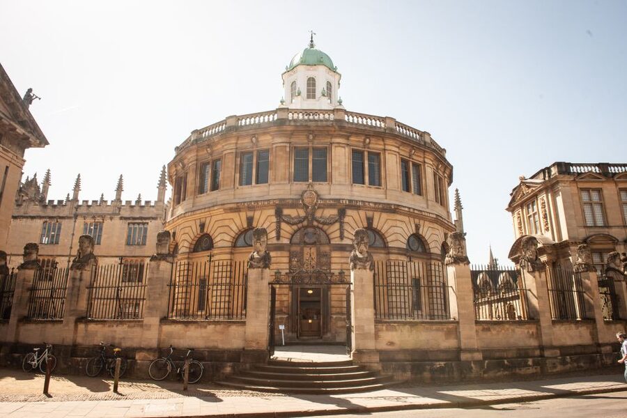 From London: Oxford and Cotswolds Villages Day Trip - Finding Greenline Coach Terminal at Victoria