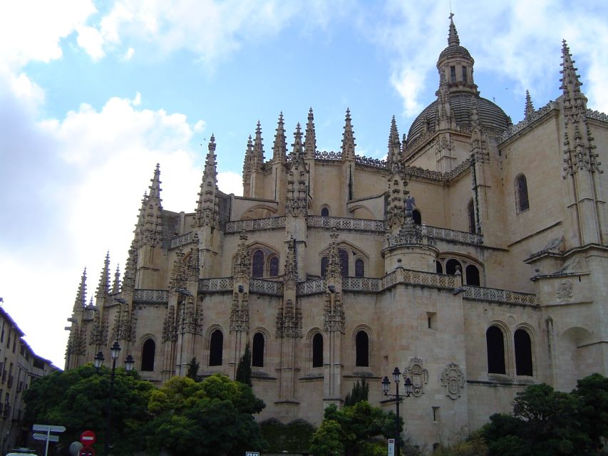 From Madrid: Ávila and Segovia Guided Day Trip - The hour-long transfer to Segovia