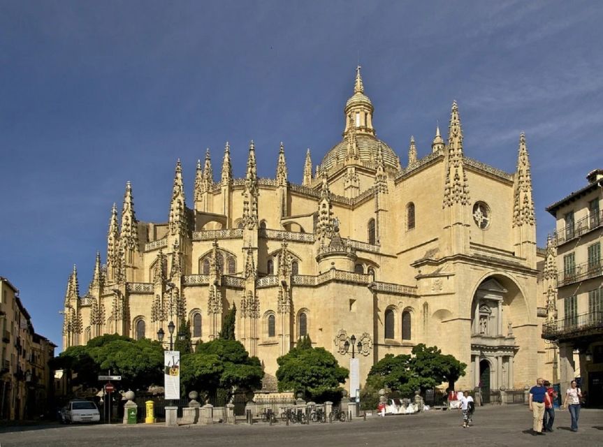 From Madrid: Day-Trip to Segovia, Avila & Toledo - Segovia and the castle that inspired fairy tales