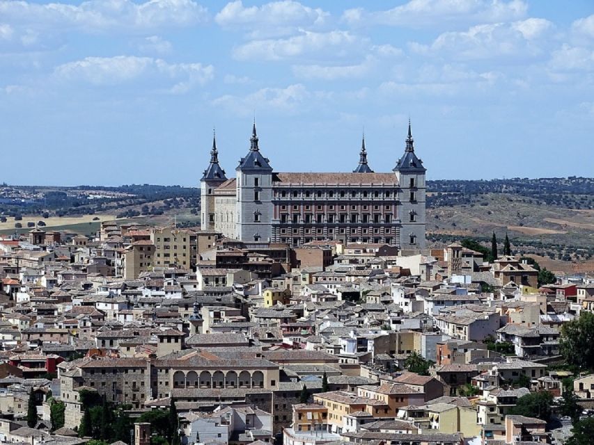 From Madrid: Day-Trip to Segovia, Avila & Toledo - What the minibus format changes