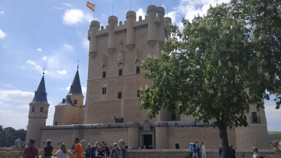 From Madrid: Guided Day Trip to Segovia and Toledo - Meeting in central Madrid