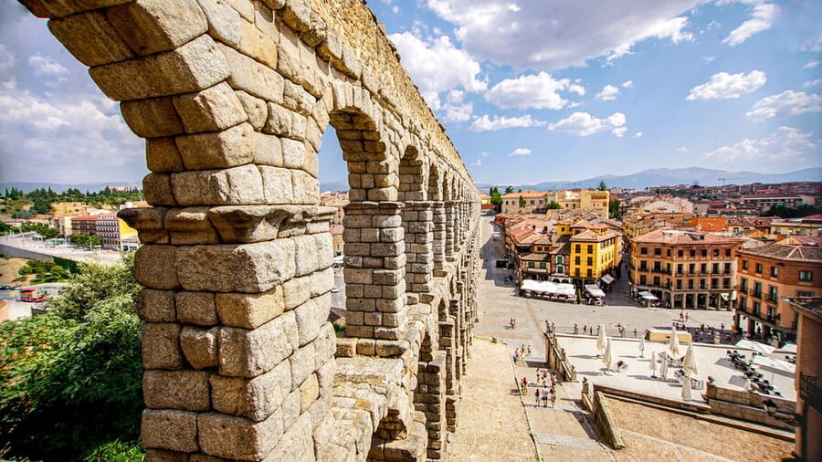 From Madrid: Guided Day Trip to Segovia, optional Alcázar - What the day feels like in practice