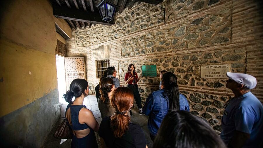 From Madrid: Guided Day Trip to Toledo by Bus - Santo Tomé and the seven-monument wristband