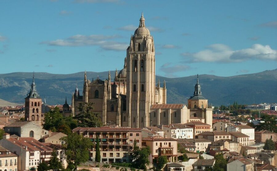 From Madrid: Segovia & Avila Day Trip with Optional Tickets - Arriving in Avila behind the medieval walls
