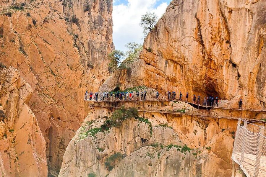 From Málaga: Caminito del Rey Guided Day Trip - Entering the gorge and collecting your helmet