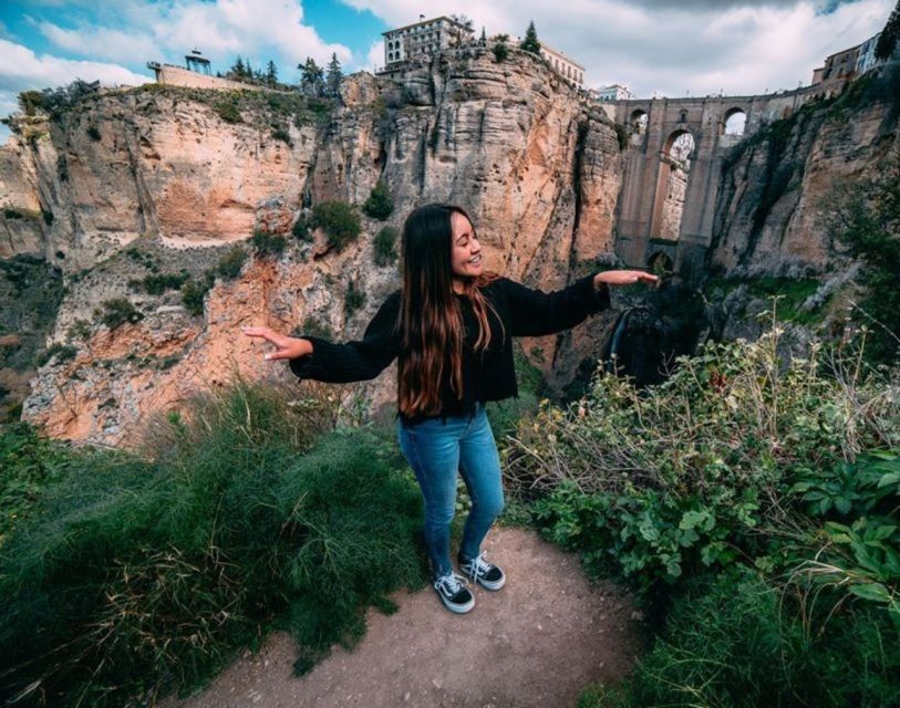 From Malaga: Ronda & Setenil de las Bodegas Day Trip - Choosing the guided walk or free exploration