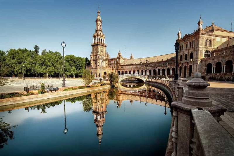 From Malaga: Seville Day Trip with Real Alcázar Tickets - A first look at Seville by coach