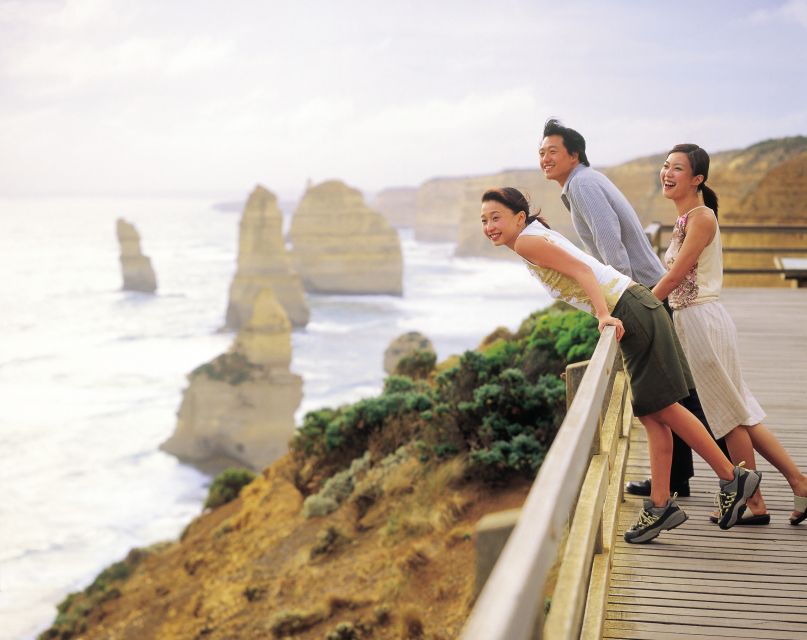 From Melbourne: Reverse Great Ocean Road Day Trip with Lunch - Memorial Arch puts the road in context