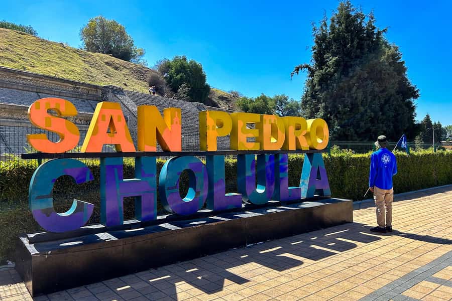 From Mexico City: Puebla, Cholula and Tonantzintla Day Trip - Santa María de Tonantzintla and its crowded details