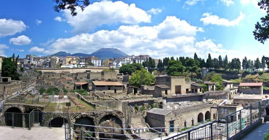 From Naples: Day Trip to Herculaneum with skip the line - Why Herculaneum feels different from Pompeii