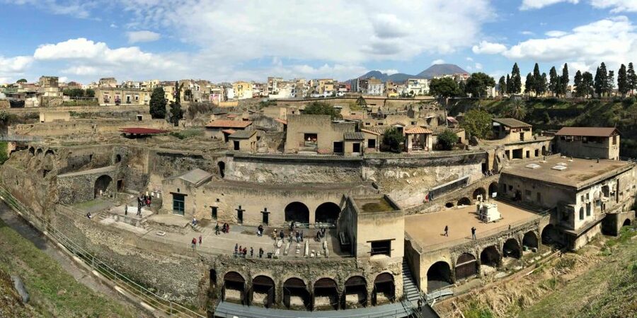 From Naples: Day Trip to Herculaneum with skip the line - Getting from central Naples to the ruins