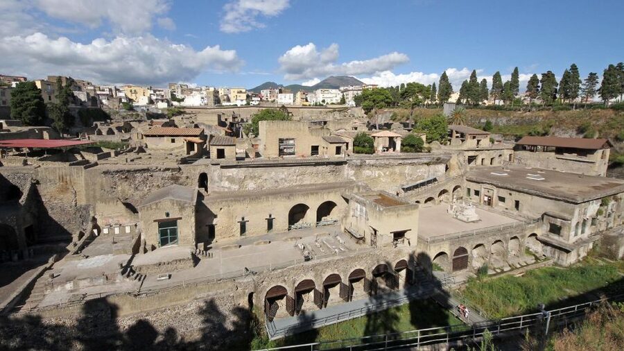 From Naples: Day Trip to Herculaneum with skip the line - What the missing guide means for your visit