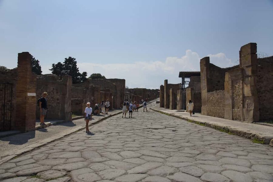 From Naples: Pompeii and Vesuvius Guided Day Trip with Lunch - Shops, bakeries, and Roman food on the Thermopolium
