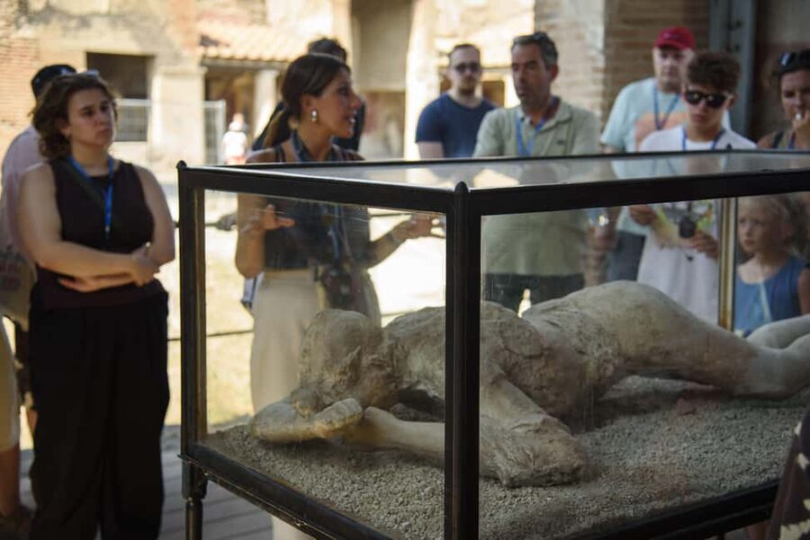 From Naples: Pompeii and Vesuvius Guided Day Trip with Lunch - Baths, frescoes, mosaics, and theaters