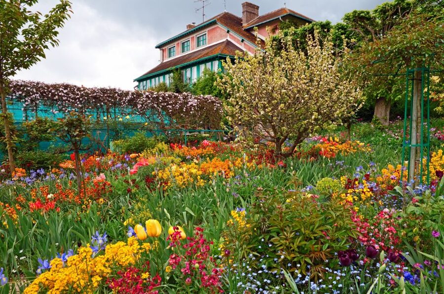 From Paris: Giverny and Versailles Palace Guided Day Trip - From Monet’s quiet paths to royal Versailles