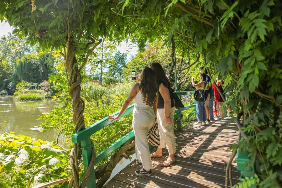 From Paris: Giverny Day Trip with Audio Guide or Live Guide - Who should book this Giverny trip?