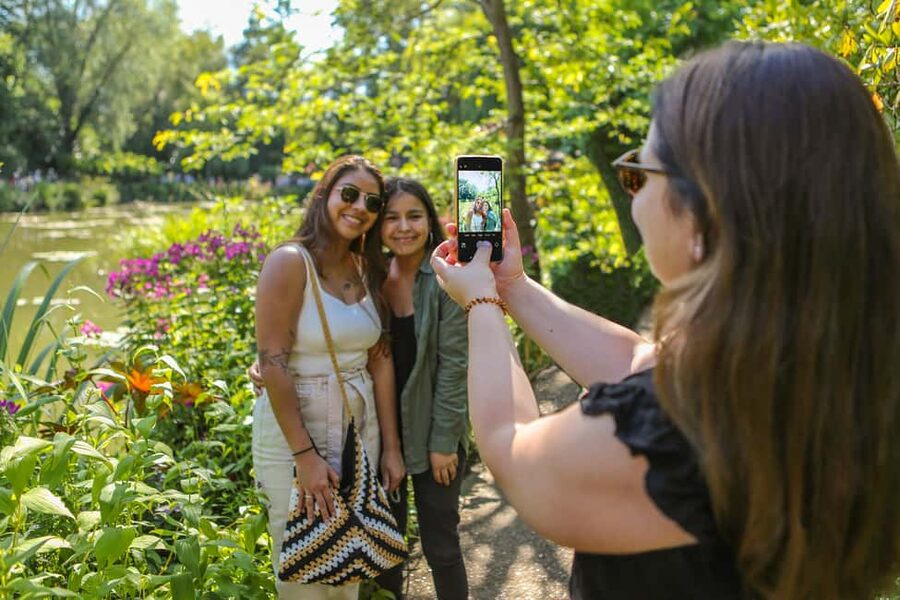 From Paris: Giverny Day Trip with Audio Guide or Live Guide - The flower garden: color with a purpose