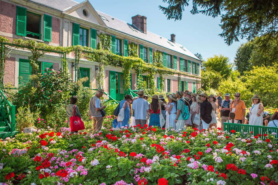 From Paris: Giverny Day Trip with Audio Guide or Live Guide - How the guiding options differ