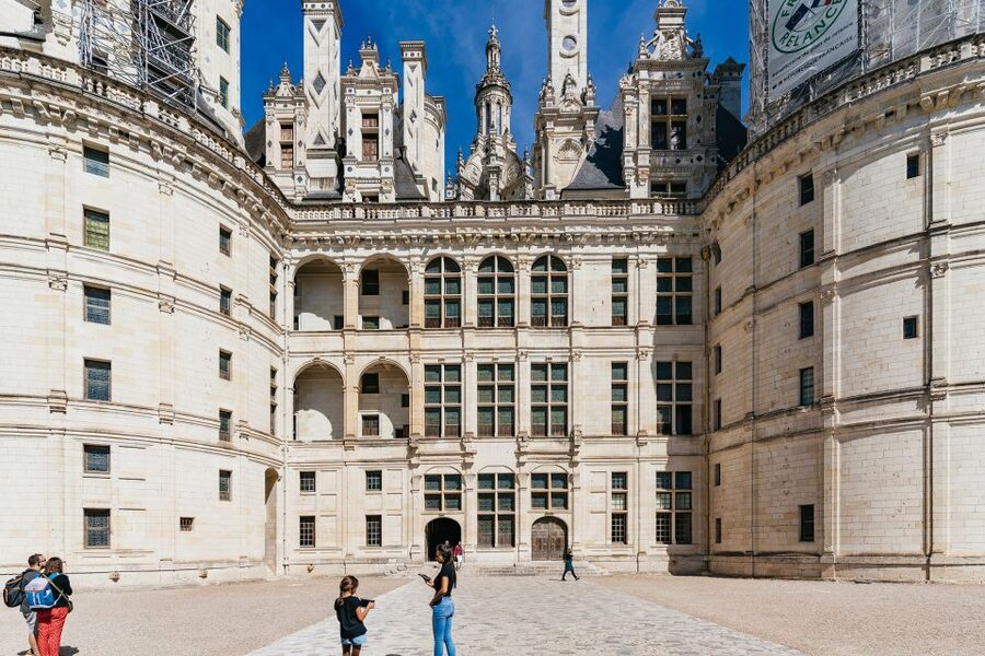 From Paris: Loire Valley Castles Day Trip With Wine Tasting - The coach makes or breaks a long day
