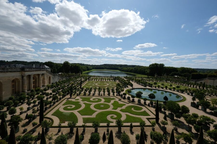 From Paris: Versailles Palace and Gardens Guided Day Trip - A 30-minute introduction to the gardens