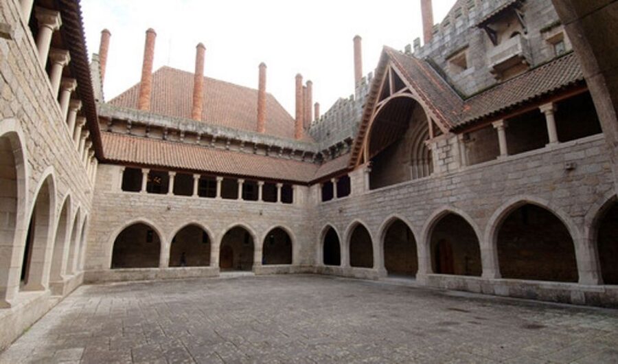 From Porto: Braga and Guimarães Small Group Tour with Lunch - A Portuguese lunch breaks up the morning