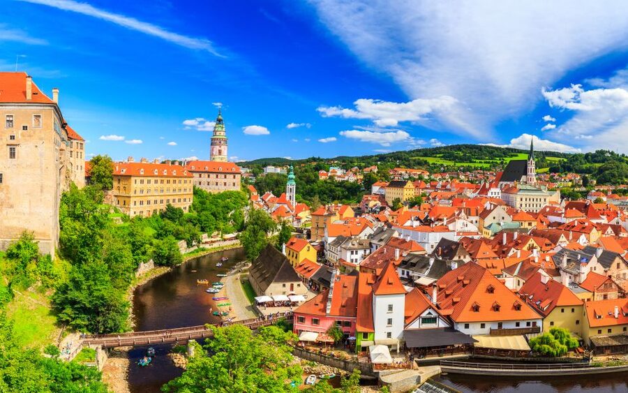 From Prague: Full-Day Trip to Český Krumlov - What the guides add to the experience