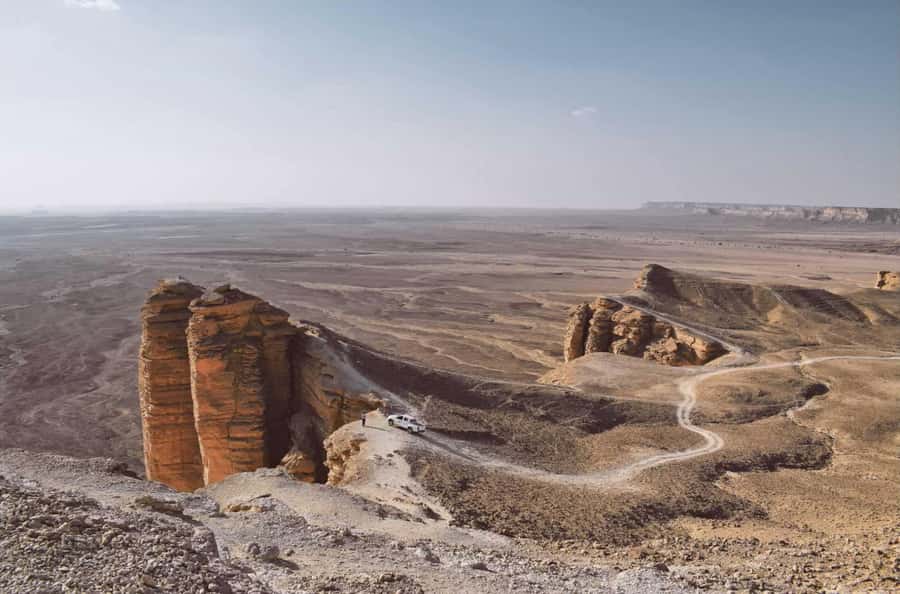 From Riyadh: Tuwaiq Mountains and Najd Plateau Day Trip - Walking the Tuwaiq Mountain Ridge