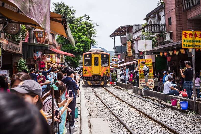 From Taipei: Shifen, Jiufen, and Yehliu Guided Day Trip - Shifen Old Street and the wish lantern