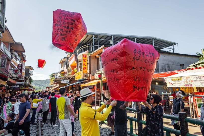 From Taipei: Shifen, Jiufen, and Yehliu Guided Day Trip - Shifen Waterfall and the walk to the viewing area