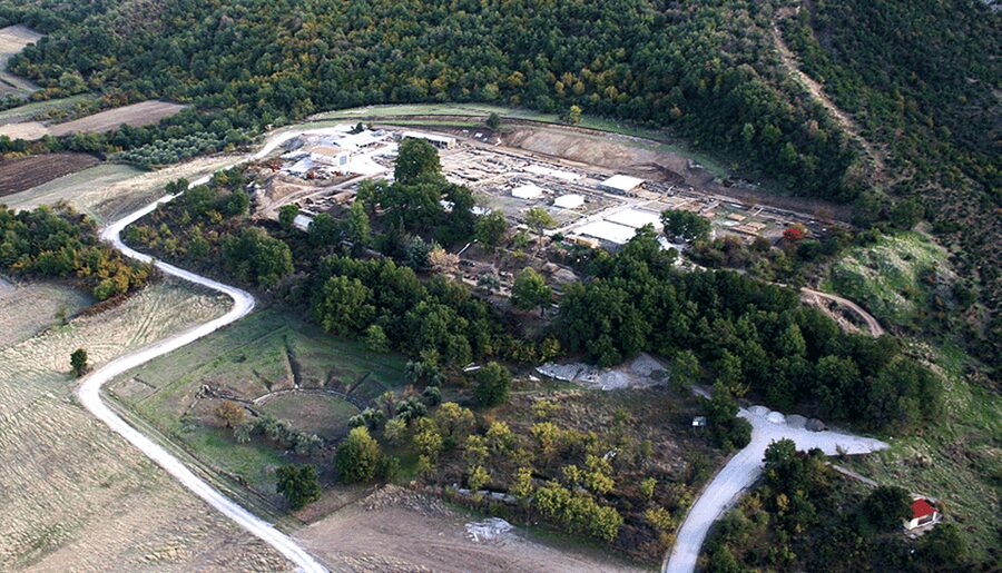 From Thessaloniki: Aigai Royal Tombs & Pella Museum Day Trip - The guide can shape the whole experience