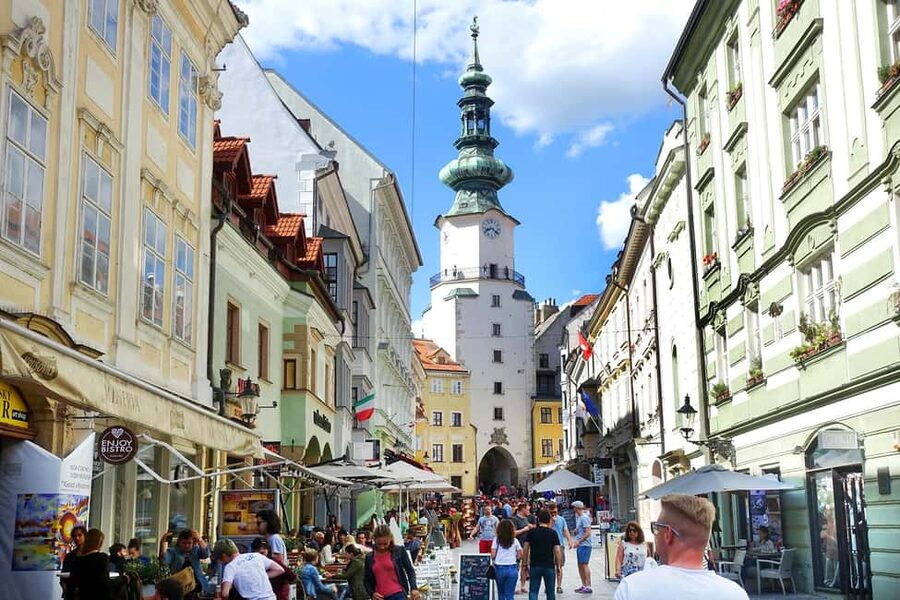 From Vienna: Bratislava and Budapest Guided Day Trip - Why the guide matters so much