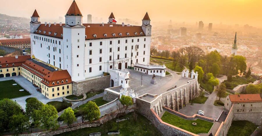 From Vienna: Bratislava with Local Guide, Castle & UFO Views - Why this day trip works from Vienna