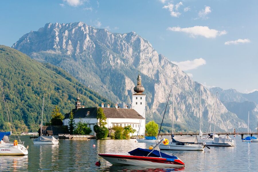 From Vienna: Full Day Trip to Hallstatt and Salzkammergut - Arriving in Hallstatt and learning the village story