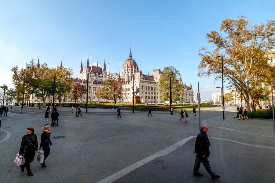 From Vienna: Guided Day Trip to Budapest - From Vienna to Budapest by modern coach