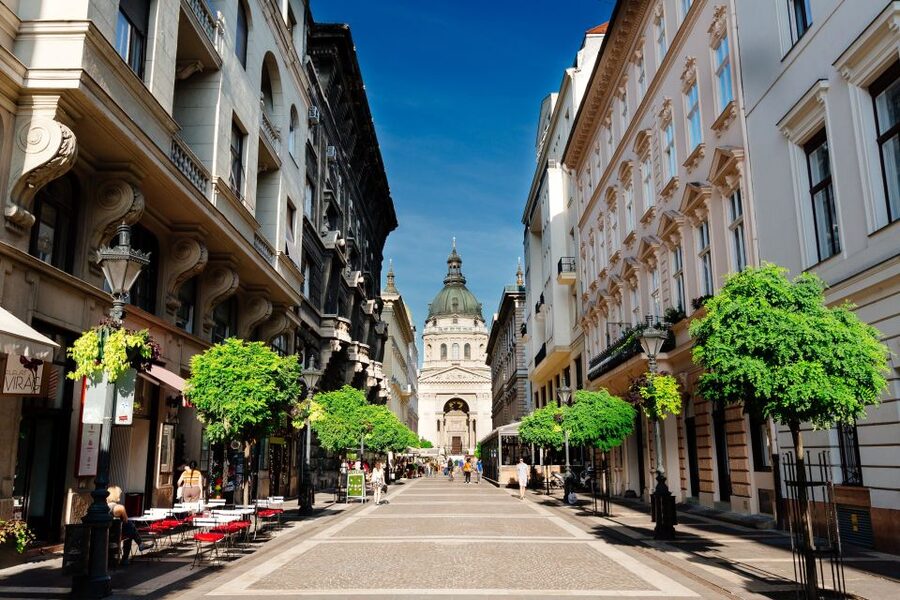 From Vienna: Guided Day Trip to Budapest - A short walking tour puts you closer to the center