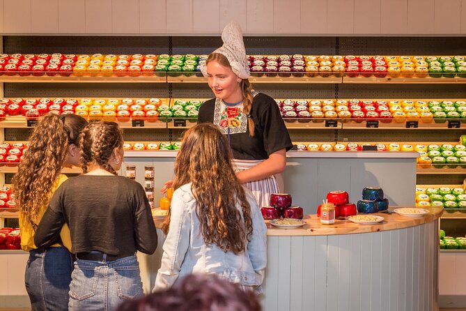 Giethoorn Day Trip from Amsterdam With Cruise and Cheeseplatter - The one-hour Giethoorn canal cruise